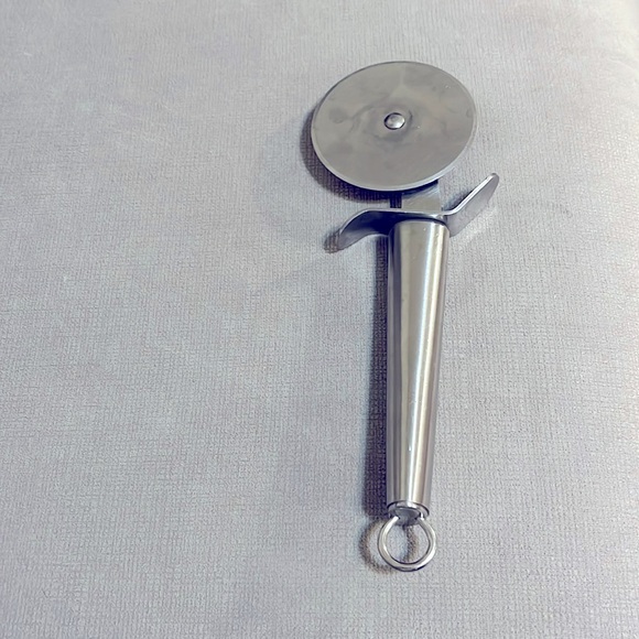 EUC - Oneida - Stainless Steel Pizza Wheel - Picture 2 of 2